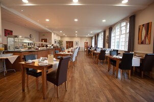 Free daily English breakfast