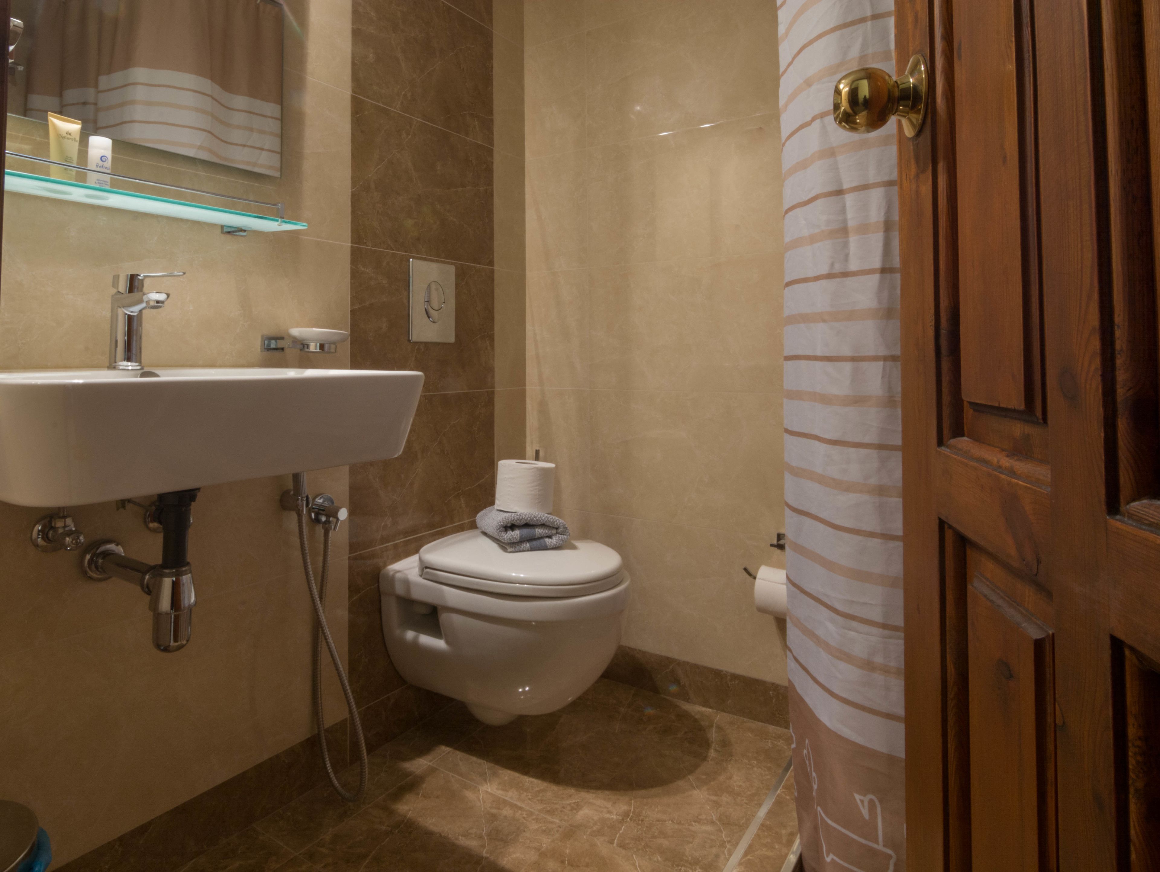 superior double or twin room | bathroom | shower, free toiletries, hair dryer, bidet