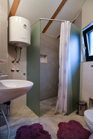 Triple Room | Bathroom | Shower, hair dryer, towels