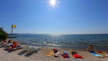 Plage, chaises longues, parasols, serviettes de plage