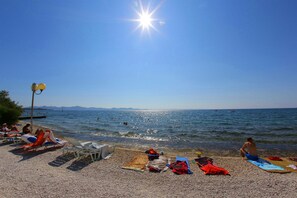 On the beach, sun-loungers, beach umbrellas, beach towels - Villa Triana (Zadar)