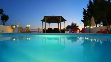 Seasonal outdoor pool, pool umbrellas, sun loungers