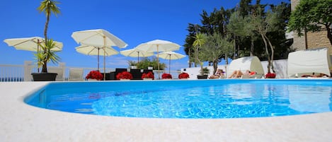 Piscine extérieure (ouverte en saison), parasols de plage