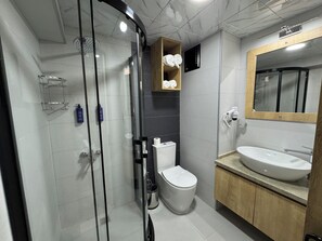 Shower, hair dryer, slippers, towels - Alican Hotel (Izmir)