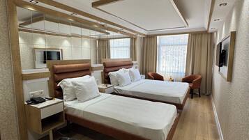 Habitació triple | Minibar, caixa forta a l'habitació i escriptori