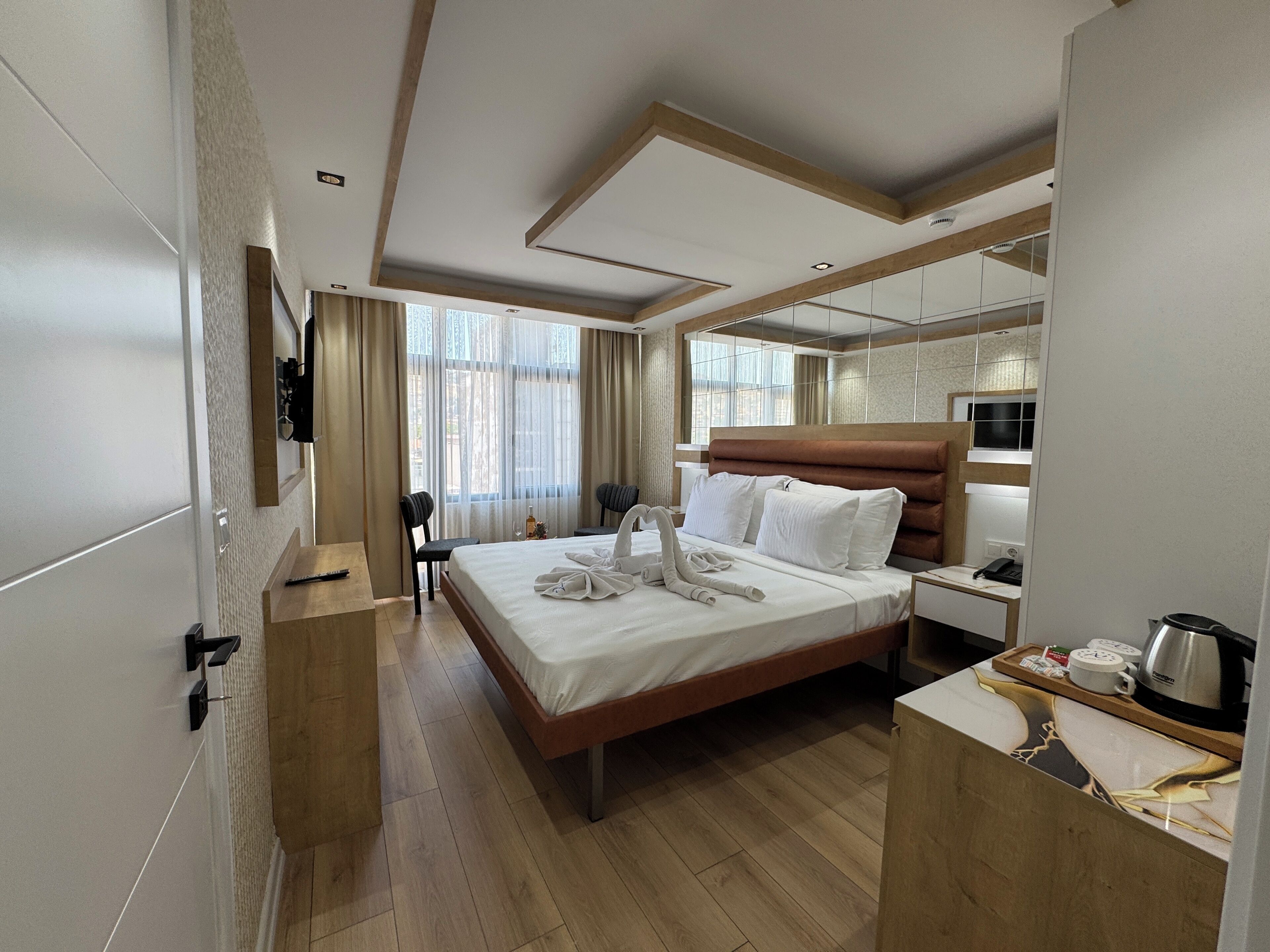 Double Room | Minibar, in-room safe, desk, iron/ironing board