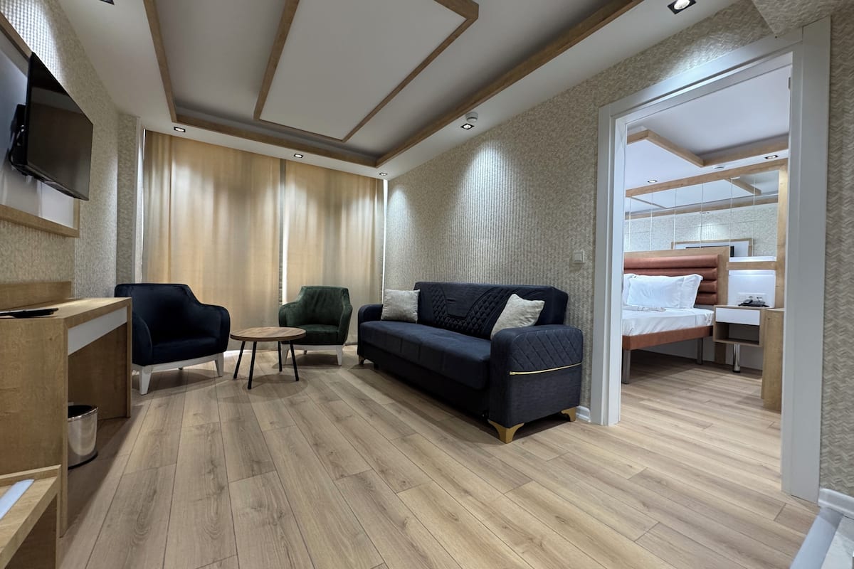 Habitación doble | Minibar, caja de seguridad en la habitación y escritorio