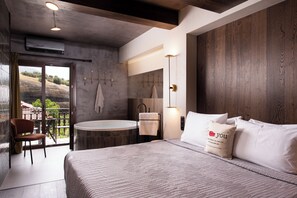 The Hot Tub Suite with Fireplace & Steam Shower | Bain à remous privé