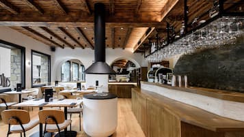 Se sirven desayunos y cocina mediterránea, con vista al jardín