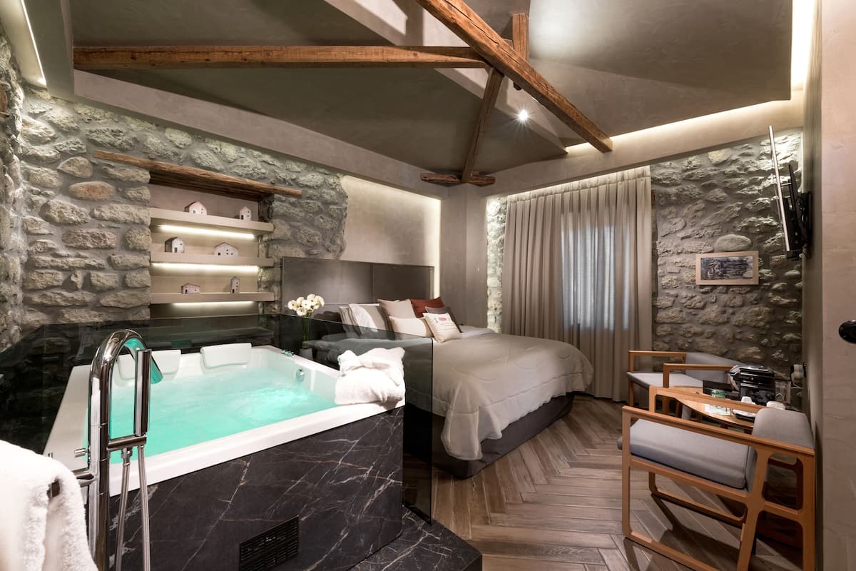 The Stone Room with Hot Tub | Sengetøy i egyptisk bomull, sengetøy av topp kvalitet og dundyner