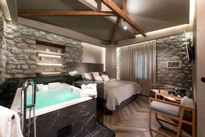 The Stone Room with Hot Tub | Egyptiske bomuldslagner, premium-sengetøj, dundyner