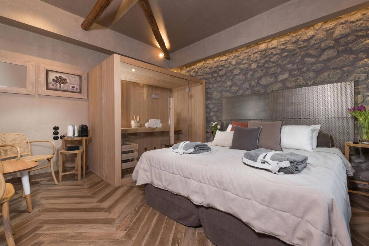 The Sauna Suite Meteora View | Sengetøy i egyptisk bomull, sengetøy av topp kvalitet og dundyner
