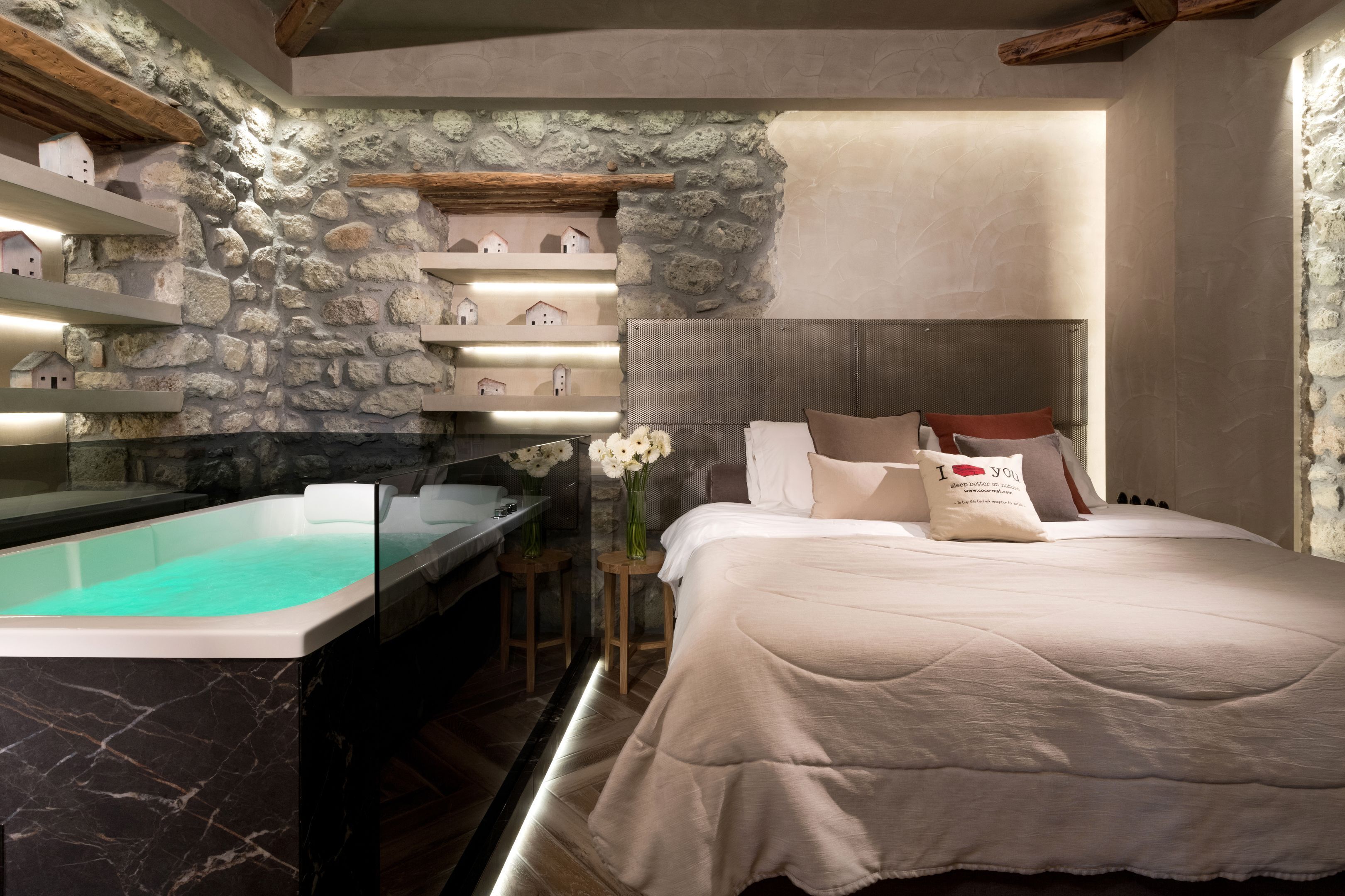 The Stone Room with Hot Tub | Egyptinpuuvillaiset lakanat, ylelliset vuodevaatteet, untuvapeitot