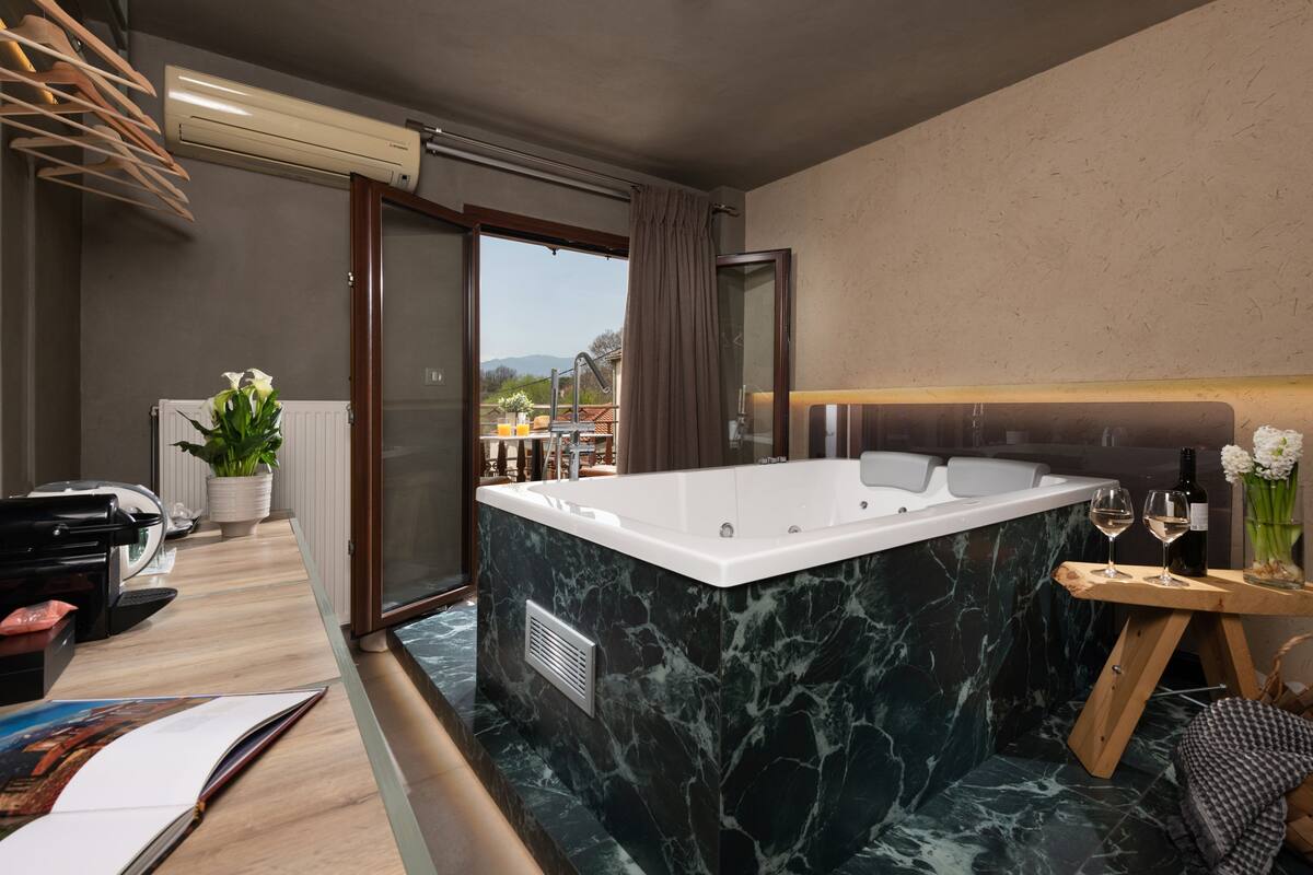 The Wood Junior Suite with Hot Tub | Privat boblebad