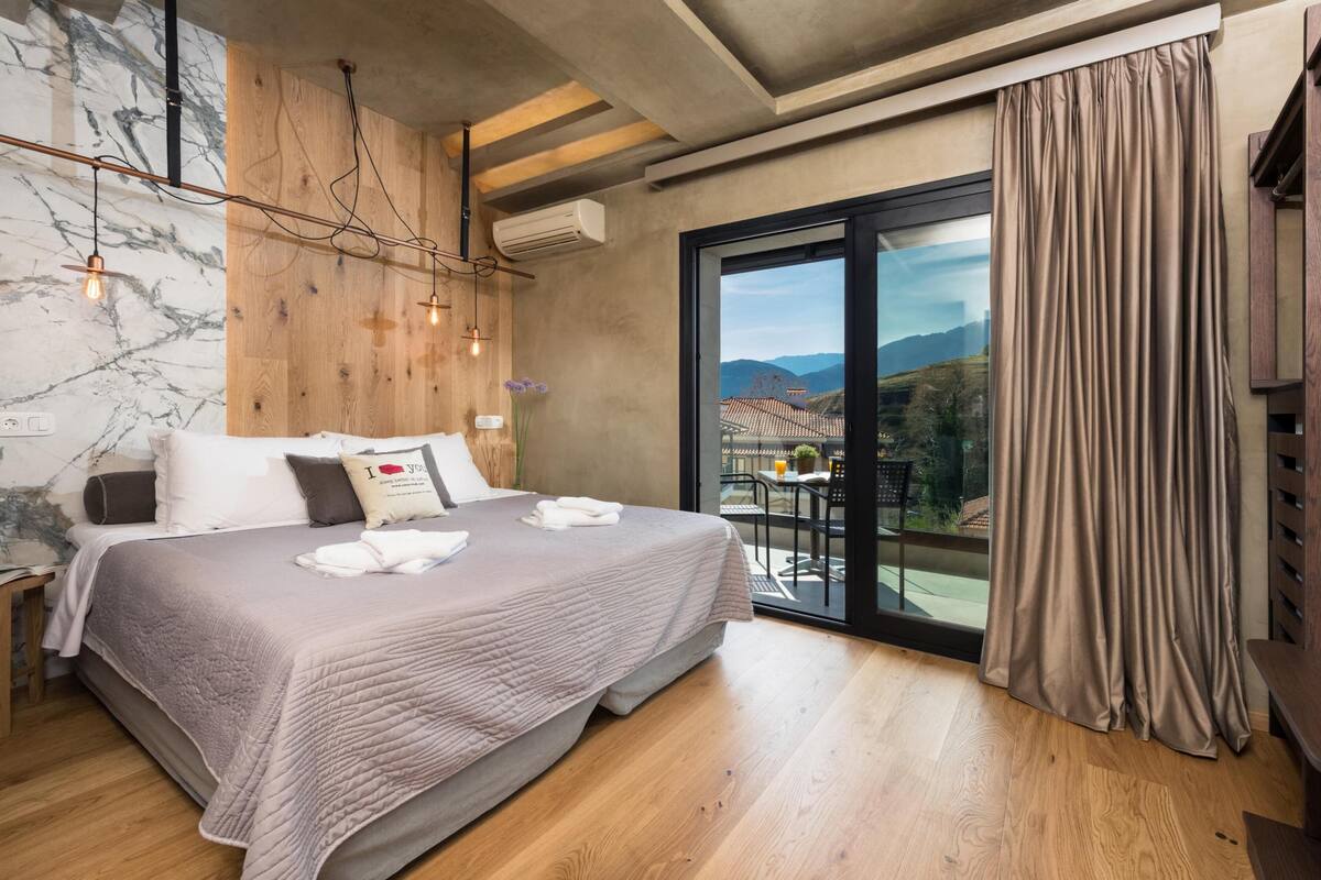 The Superior Room Meteora View | Sengetøy i egyptisk bomull, sengetøy av topp kvalitet og dundyner