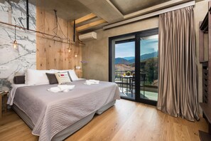 The Superior Room Meteora View | Draps en coton égyptien, literie de qualité supérieure