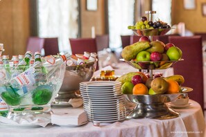 Breakfast (EUR 25 per person)