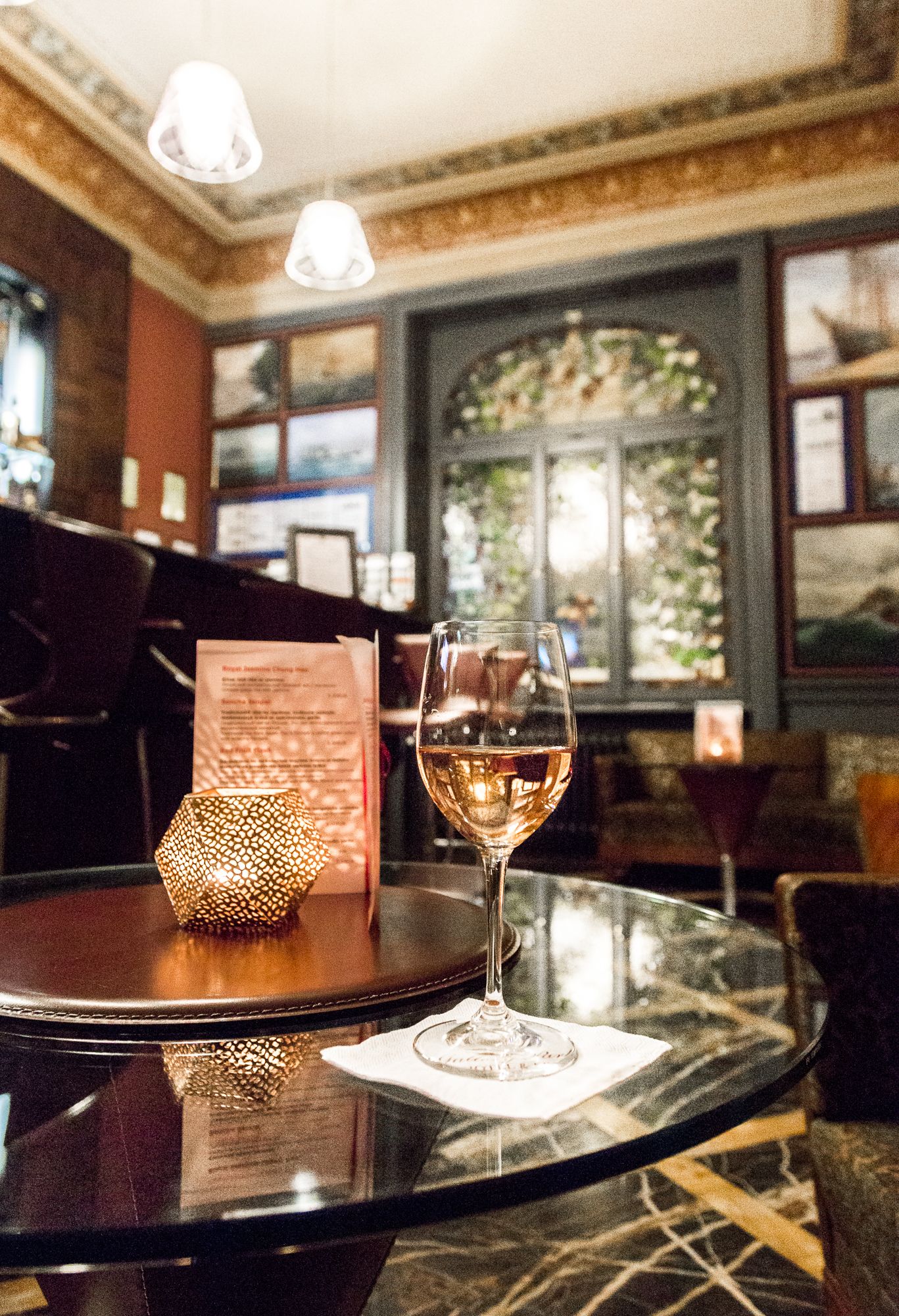 Serves breakfast, lunch and dinner