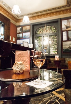 Serves breakfast, lunch and dinner