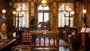 A grand room with a chandelier, a statue, and a piano. - Gallery Park Hotel & SPA, a Châteaux & Hôtels Collection (Riga)