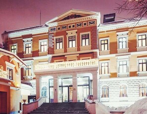 A multi-story building with a grand entrance, large windows, and a symmetrical facade. - Gallery Park Hotel & SPA, a Châteaux & Hôtels Collection (Riga)