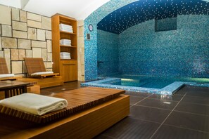 Indoor pool - Gallery Park Hotel & SPA, a Châteaux & Hôtels Collection (Riga)