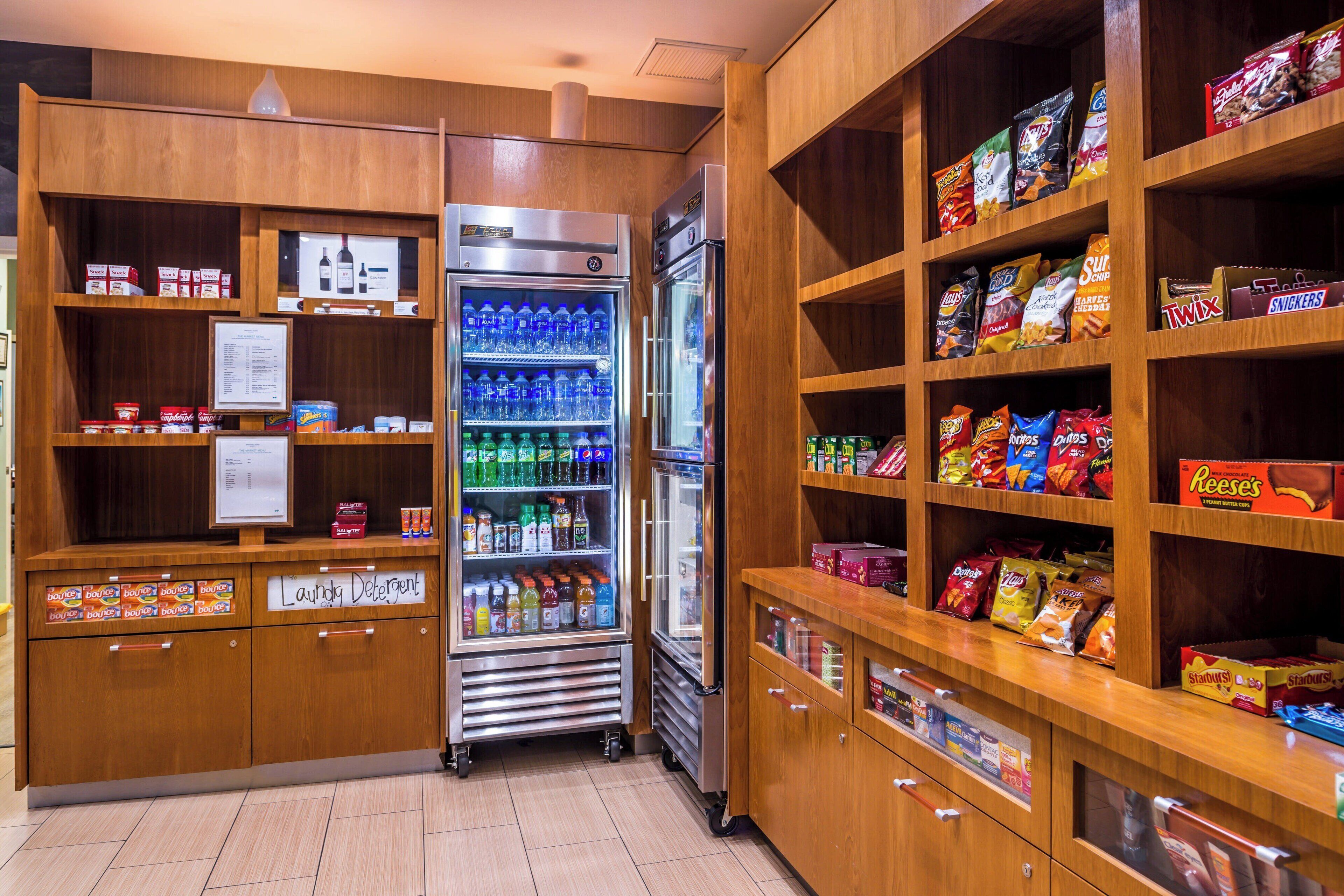 Area con distributori automatici di snack e bevande, e una sezione dedicata ai detersivi per il bucato.