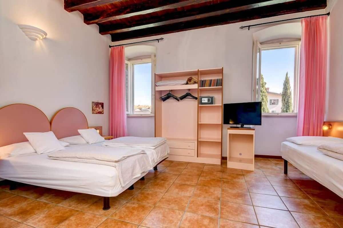 Ropa de cama de alta calidad y caja de seguridad en la habitación