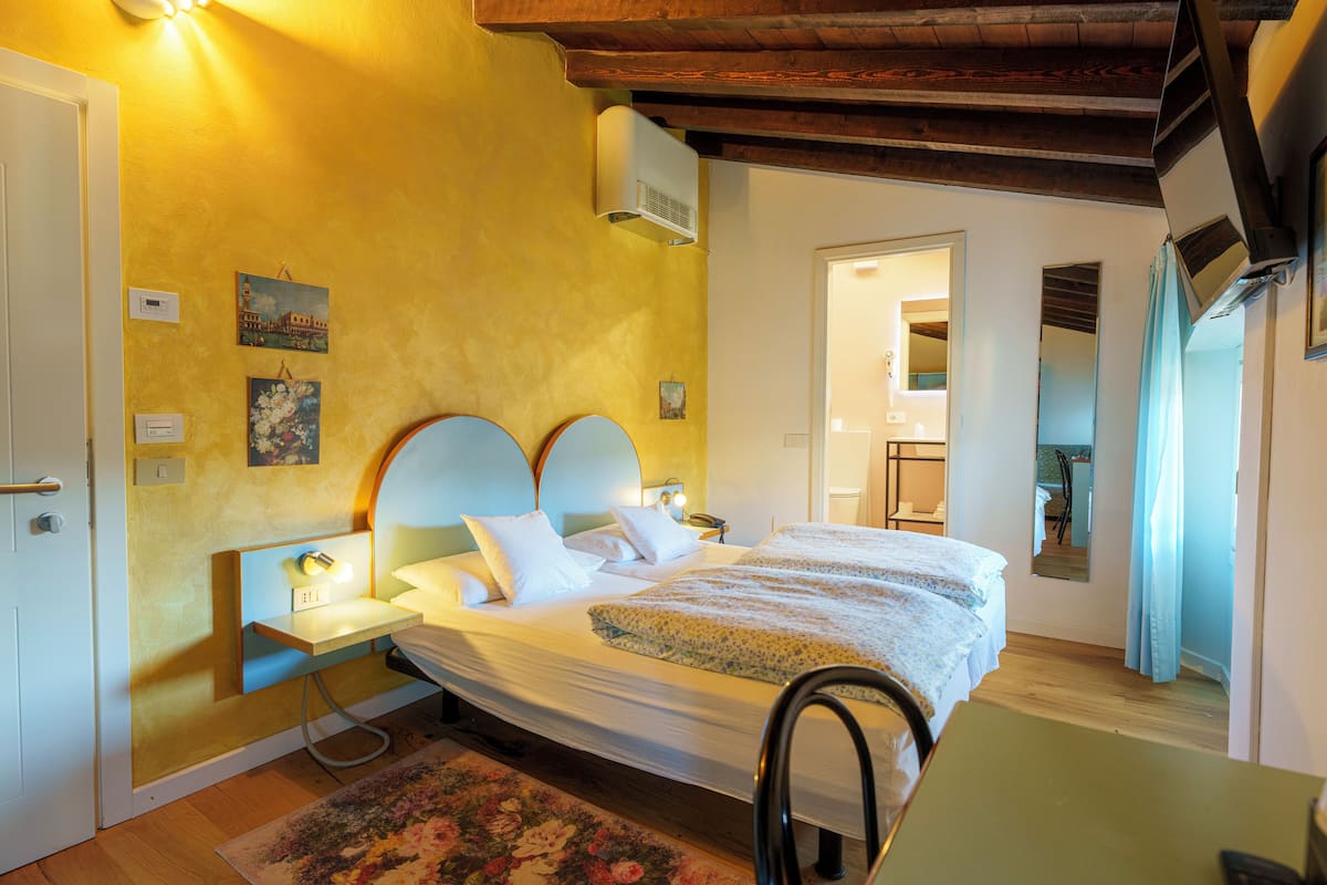 Habitación doble | Ropa de cama de alta calidad y caja de seguridad en la habitación