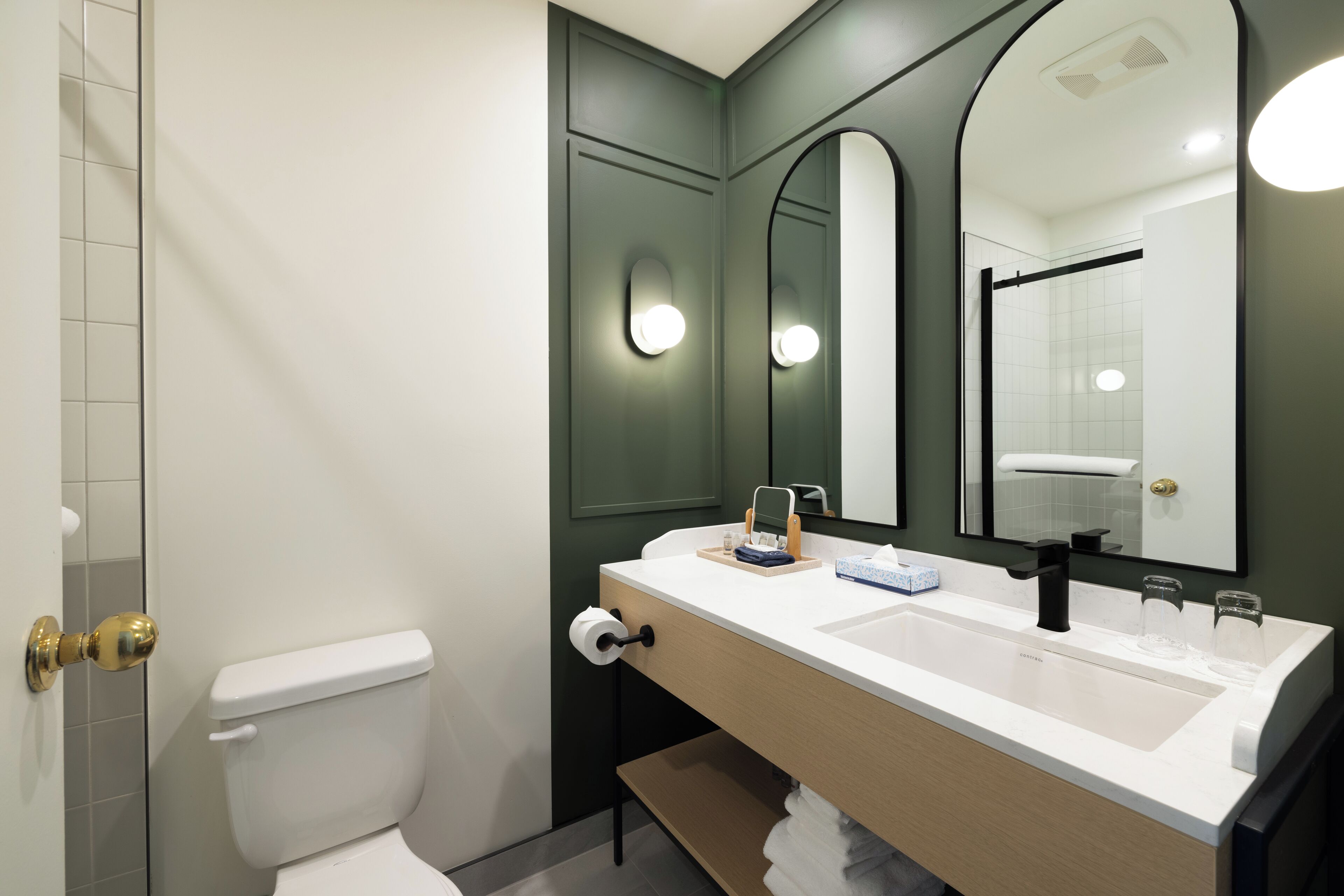 combined shower/bathtub, free toiletries, hair dryer, towels