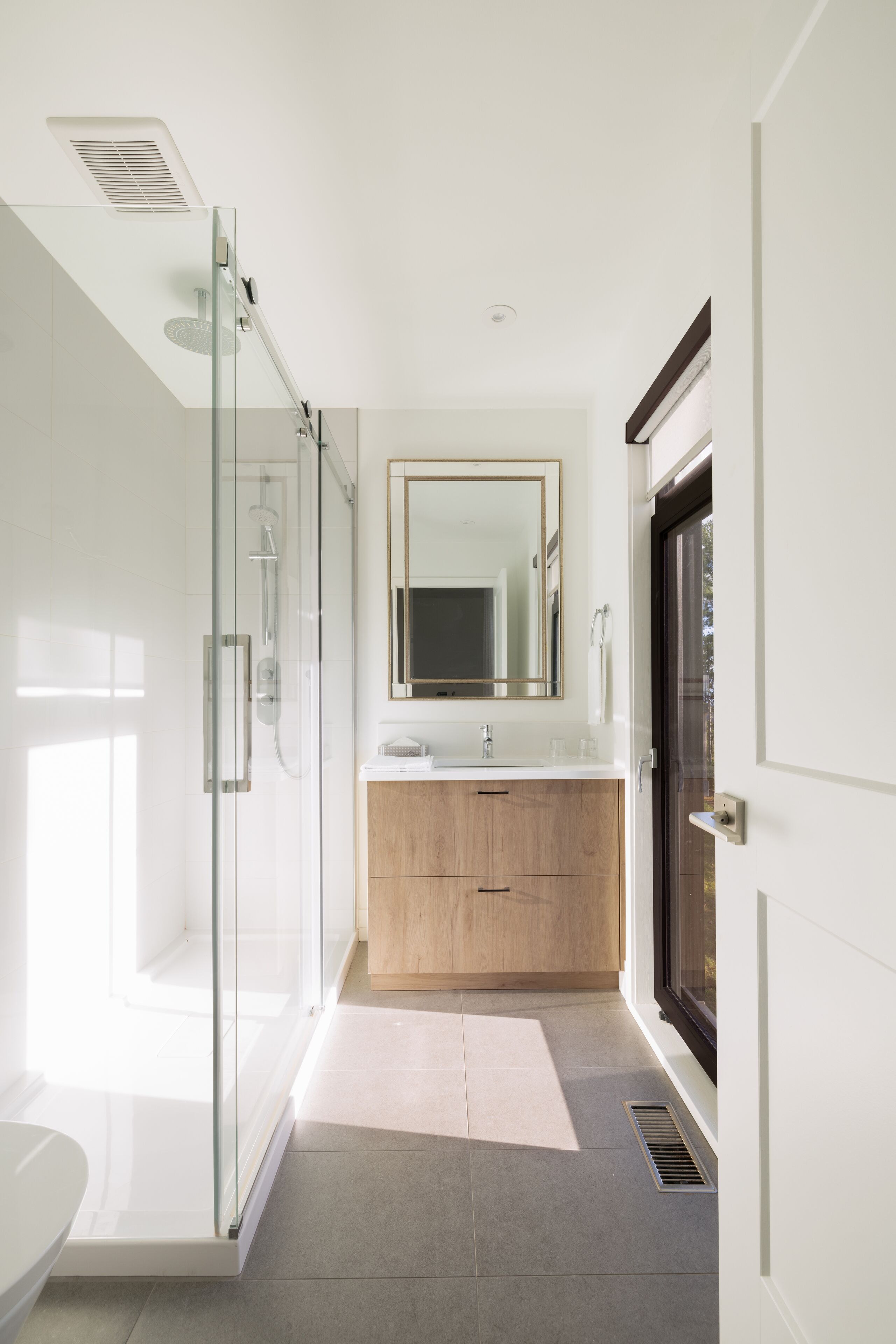 deluxe chalet | bathroom | combined shower/bathtub, free toiletries, hair dryer, towels