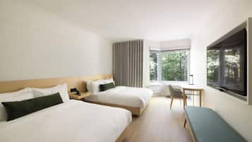 Escrivaninha, cortinas blackout, ferros/tábuas de passar roupa