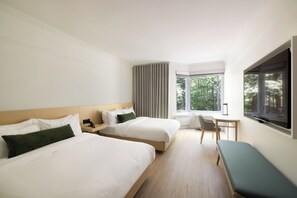 Escritorio, cortinas blackout y tabla de planchar con plancha 