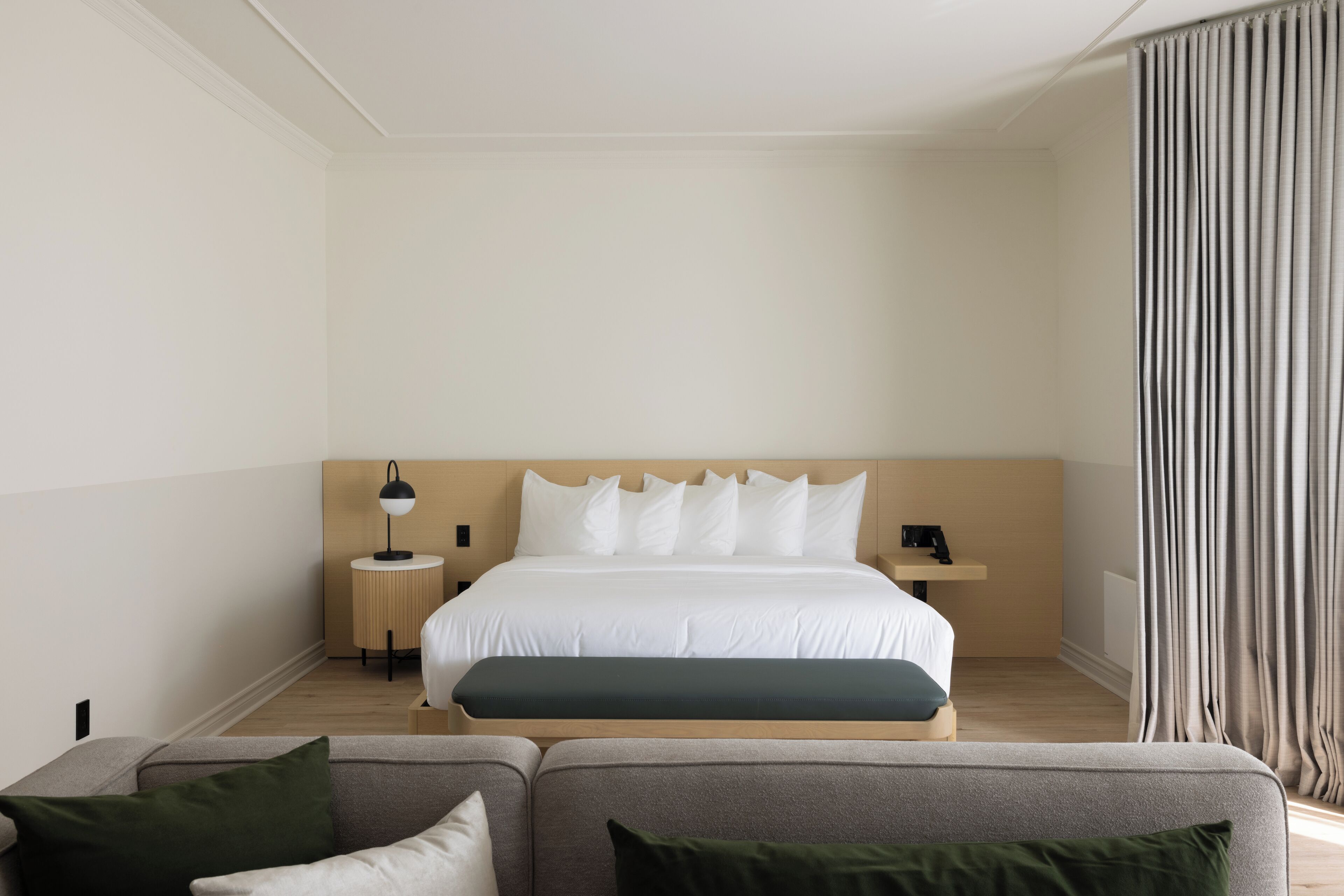 Escritorio, cortinas blackout y tabla de planchar con plancha 