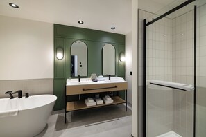 Deluxe-Zimmer, 1 King-Bett | Badezimmer | Badewanne und Dusche (separat), kostenlose Toilettenartikel