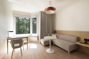 Escritorio, cortinas blackout y tabla de planchar con plancha 