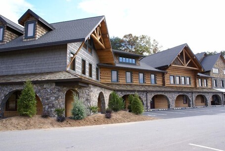 Exterior. Serenity in the Mountains Spa and Luxury