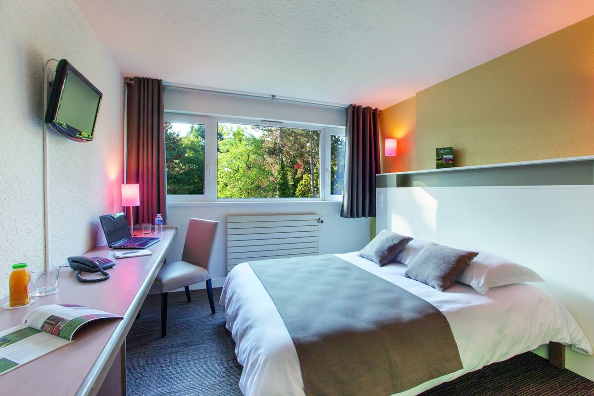 Desk, soundproofing, free cots/infant beds, free WiFi