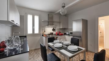 Departamento superior, 2 camas Queen size, vista al canal (Annex) | Cocina privada