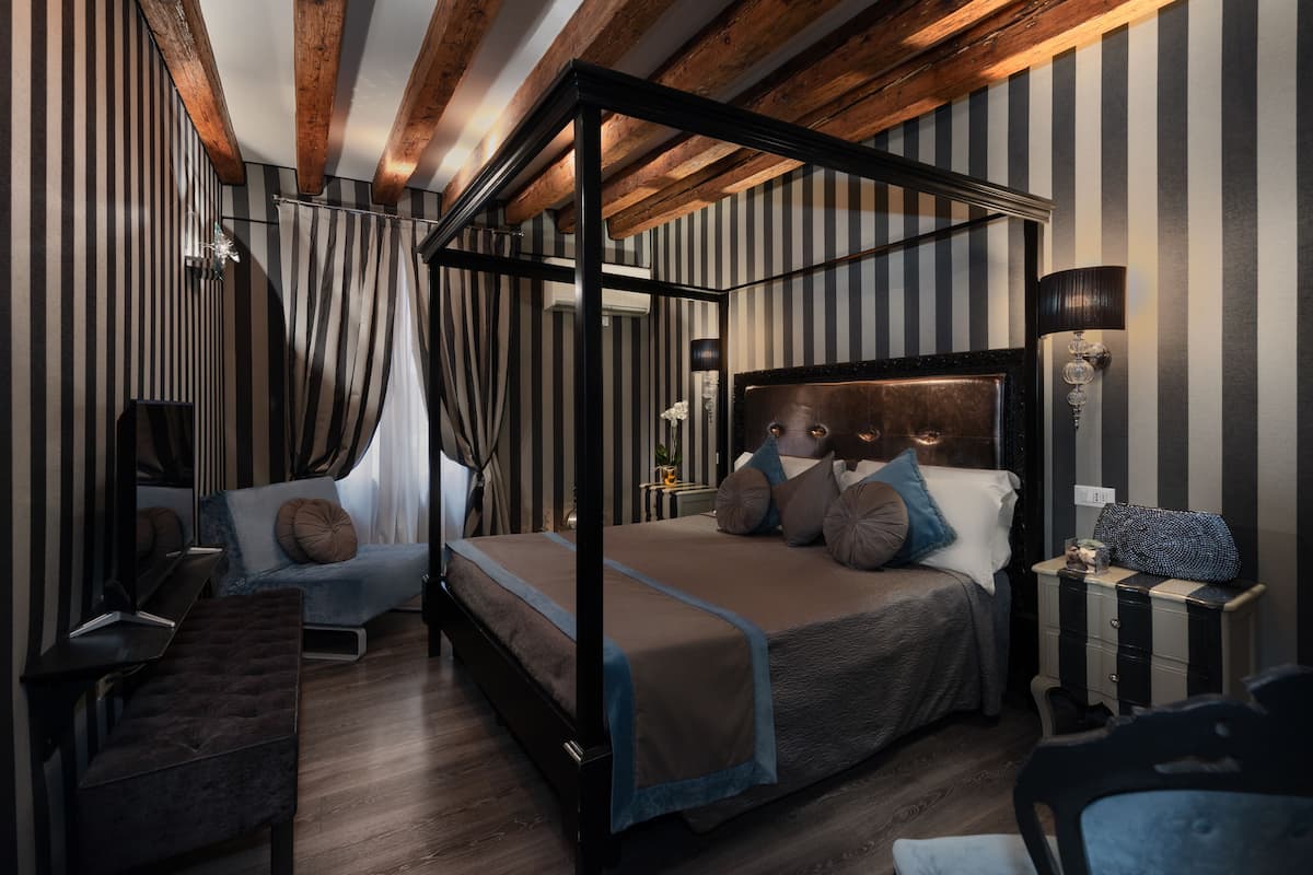 Deluxe Room, City View | Down comforters, in-room safe, desk, blackout drapes