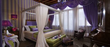 Untuvapeitot, tallelokero huoneessa, työpöytä, pimennysverhot