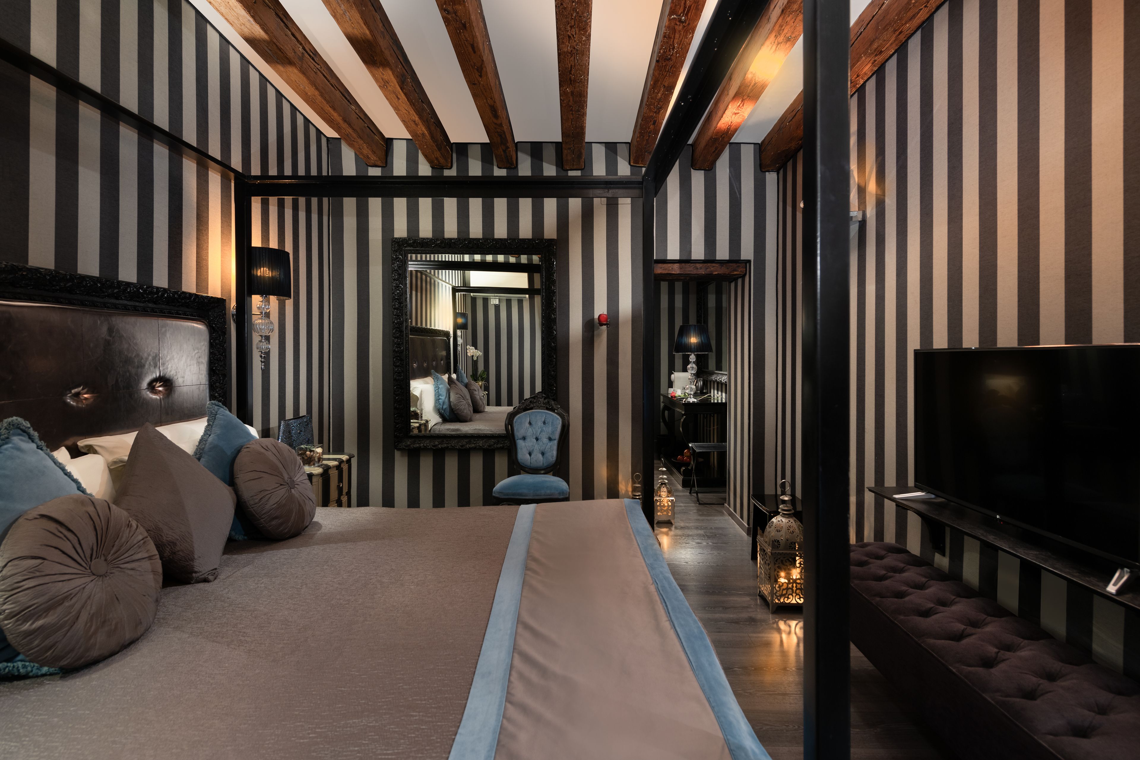 Deluxe kamer, uitzicht op stad | Donzen dekbedden, een kluis op de kamer, een bureau