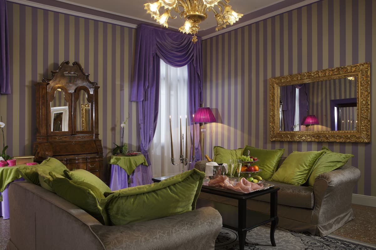 Suite, Canal View | Living area | 18-inch LCD TV with satellite channels, TV