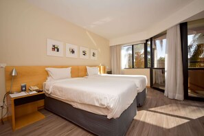 Quarto luxo, 3 camas de solteiro | Frigobar, cofres nos quartos, escrivaninha