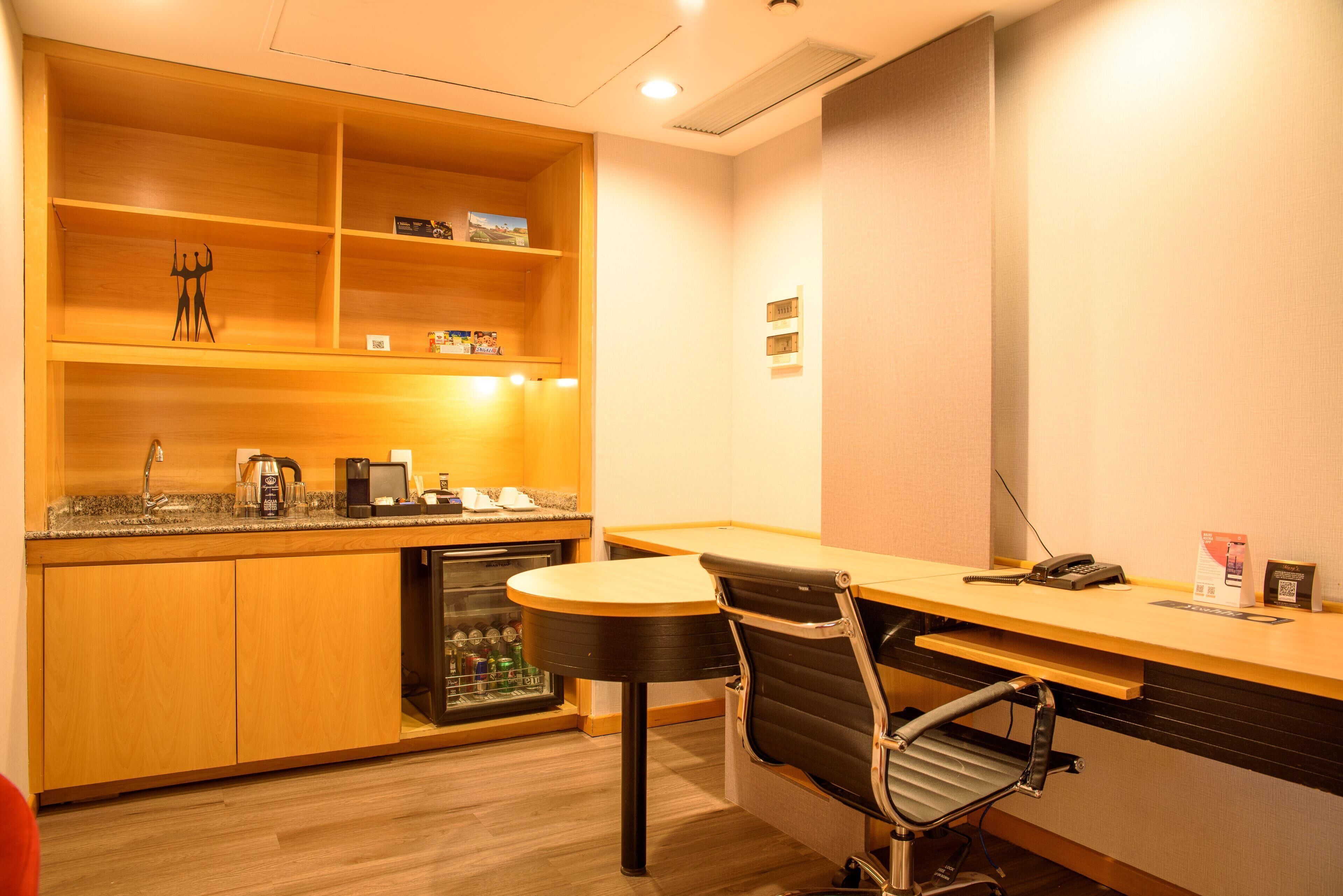 executive room, 1 queen bed | minibar, in-room safe, desk, laptop workspace