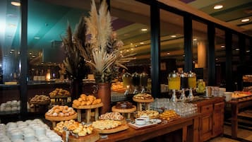 Petit déjeuner, déjeuner et dîner servis sur place, vue sur le jardin