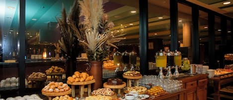 Breakfast, lunch, dinner served; garden views