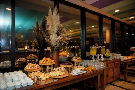 Se sirven desayunos, almuerzos y cenas; con vista al jardín