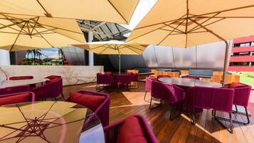 Cocktailbar, utsikt mot hagen, Äpen hver dag