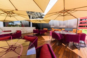 Bar de coquetéis, vistas para o jardim, aberto todos os dias